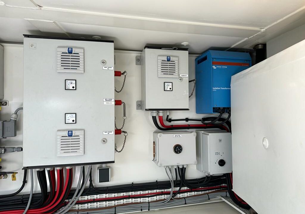 Lengers Lounge 60 motor yacht for sale exterior image – Lengers Yachts 12