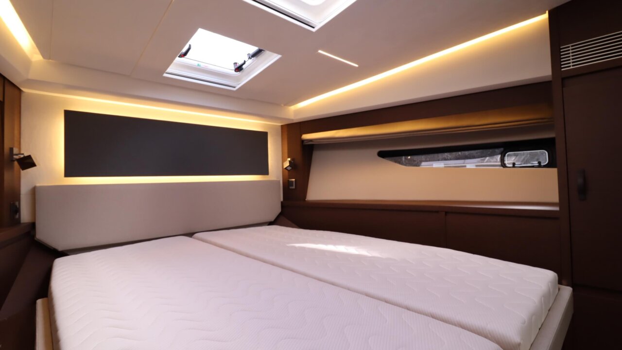 Prestige-520-flybridge-for-sale-interior-Lengers-Yachts-14.jpg